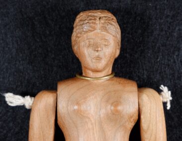 Inaugura al Museo Artistico della Bambola la mostra “Barando con le noci – Giochi e giocattoli nell’antichità”